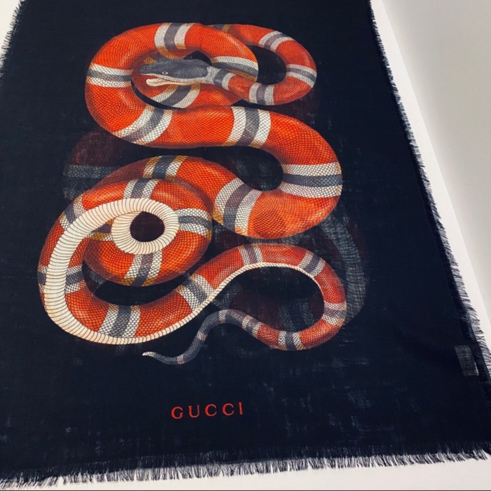 GUCCI BLACK KING SNAKE PRINT SCARF. Light wool